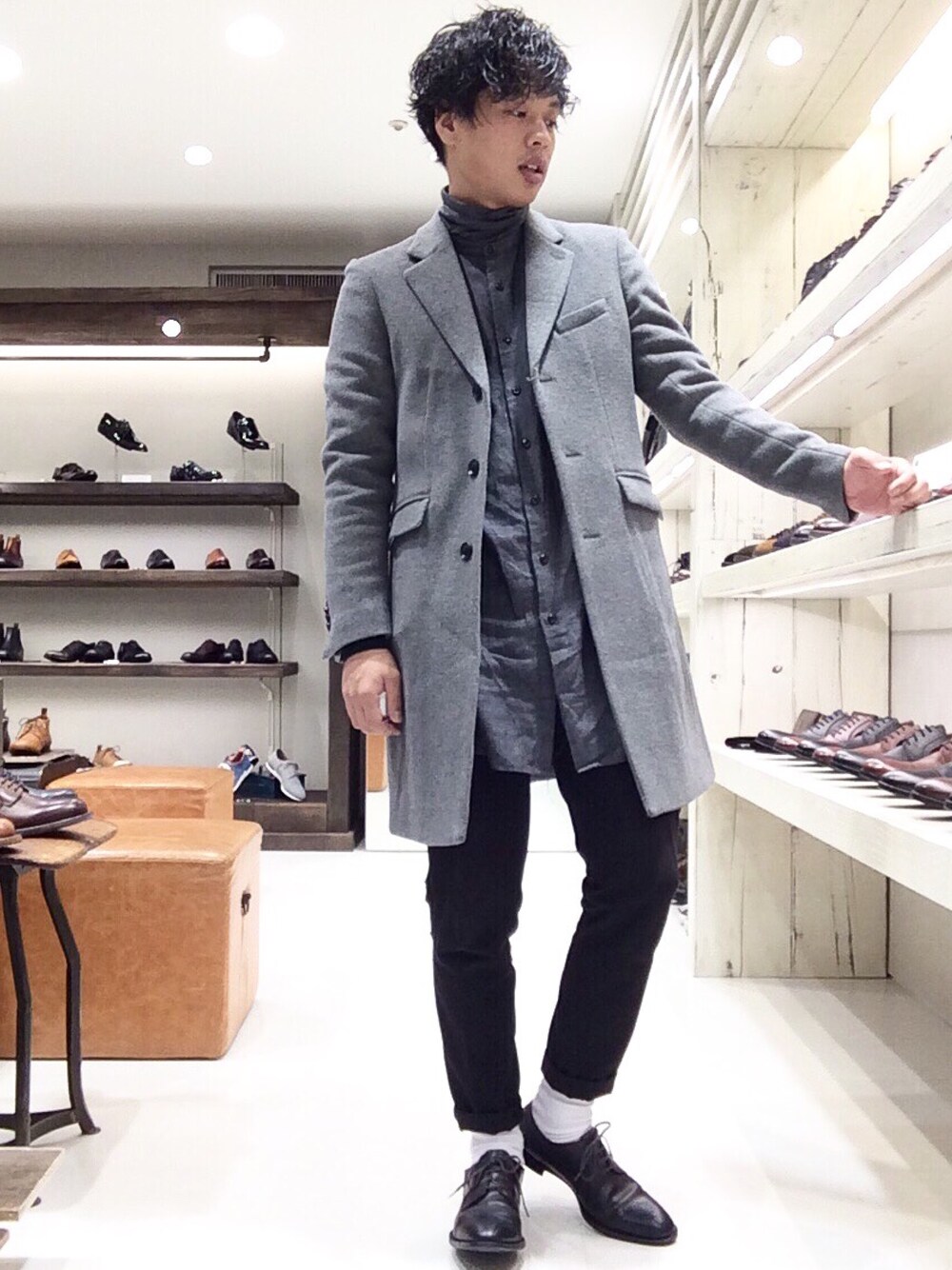 「alfredoBANNISTER、バニスター、ユニクロ、ヒートテック、タートルネック、チェスターコート、革靴、冬、デート、グレー」｜「alfredoBANNISTERのストレートチップメダリオン（ドレスシューズ、グリーン系）」を使った、ＫＯＪＩＭＡＴＥＰＰＥＩさん（メンズ・175cm）の冬コーディネートの1枚目の写真