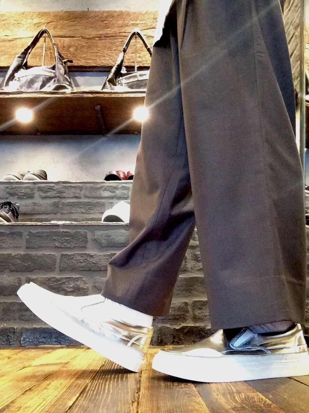 シルバー系のスリッポンを着用したメンズの秋コーディネートの1枚目の写真