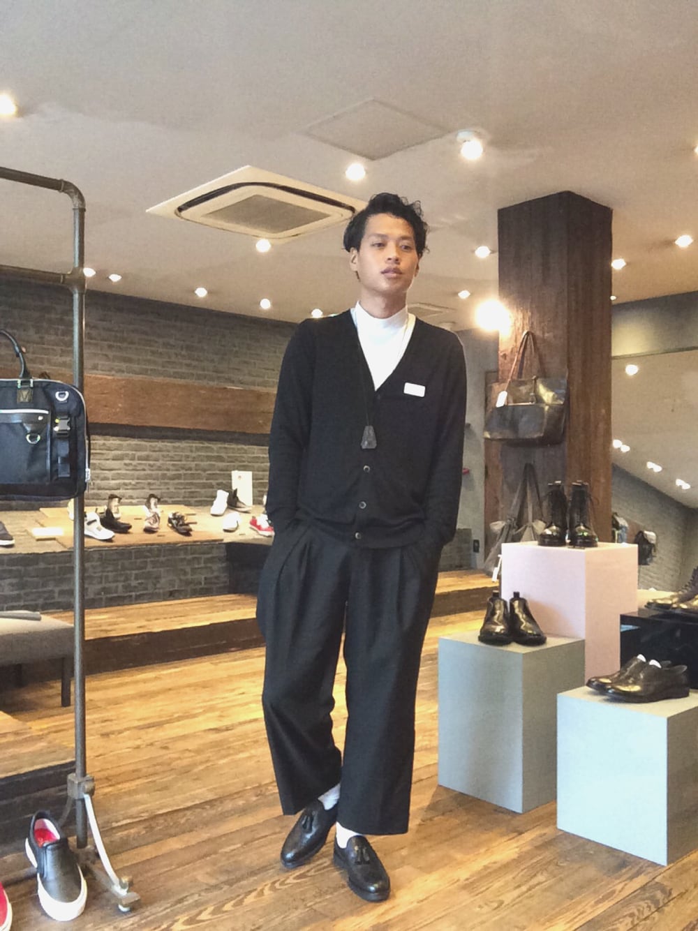 ホワイト系のトップス、ブラック系のその他パンツ、ブラック系のスリッポンを着用したメンズの秋コーディネートの1枚目の写真