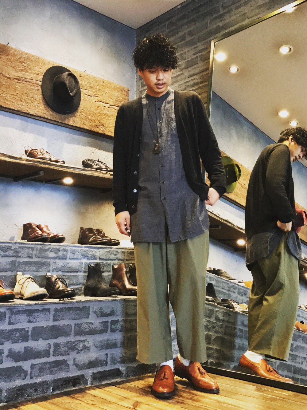 グリーン系のその他パンツ、ブラウン系のスリッポン、ブラック系のカーディガン/ボレロを着用したメンズの秋コーディネートの1枚目の写真