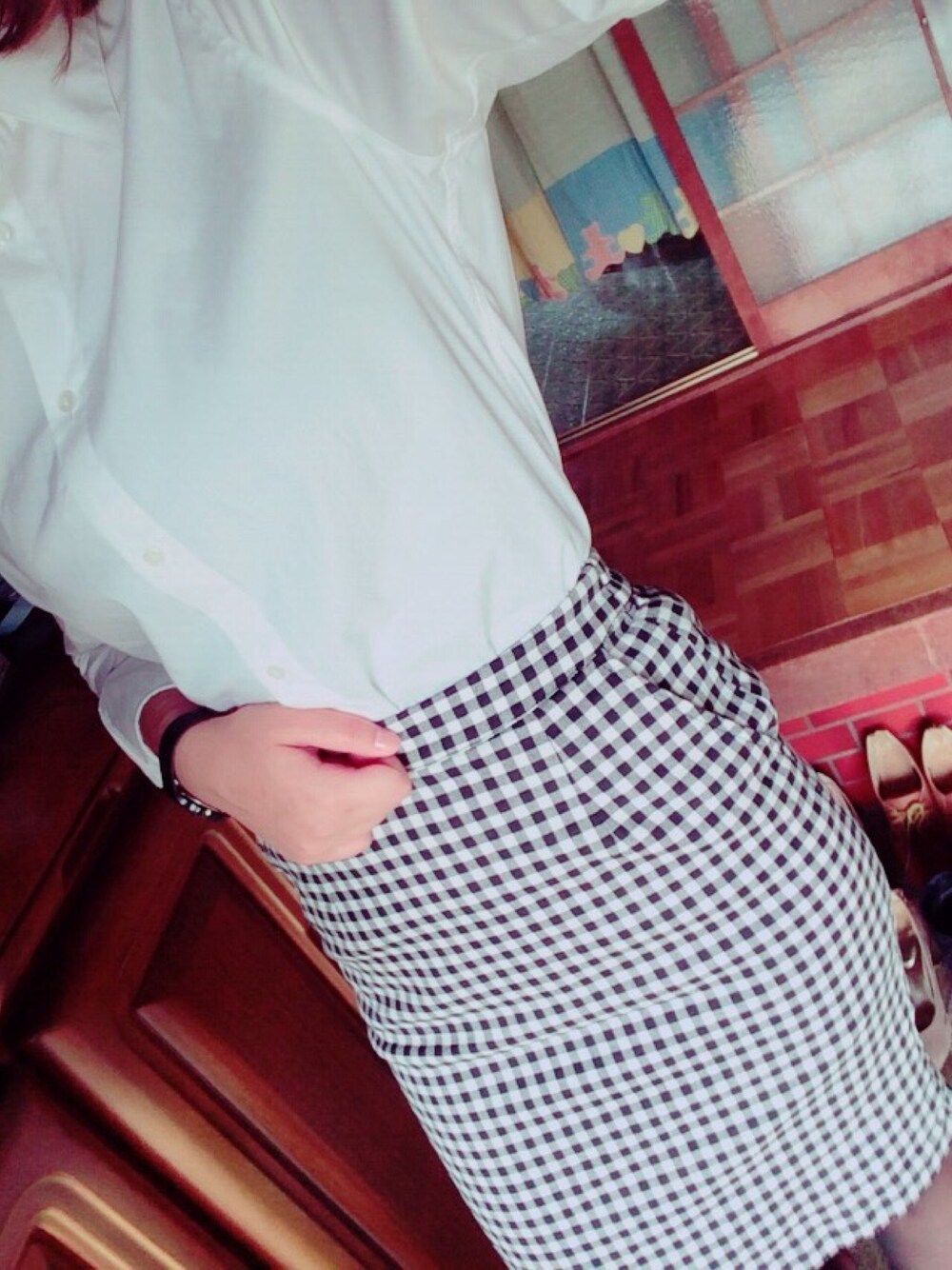 ホワイト系のシャツ/ブラウス、ブラック系のスカート、ブラック系のパンプスを着用したレディースの秋コーディネートの1枚目の写真