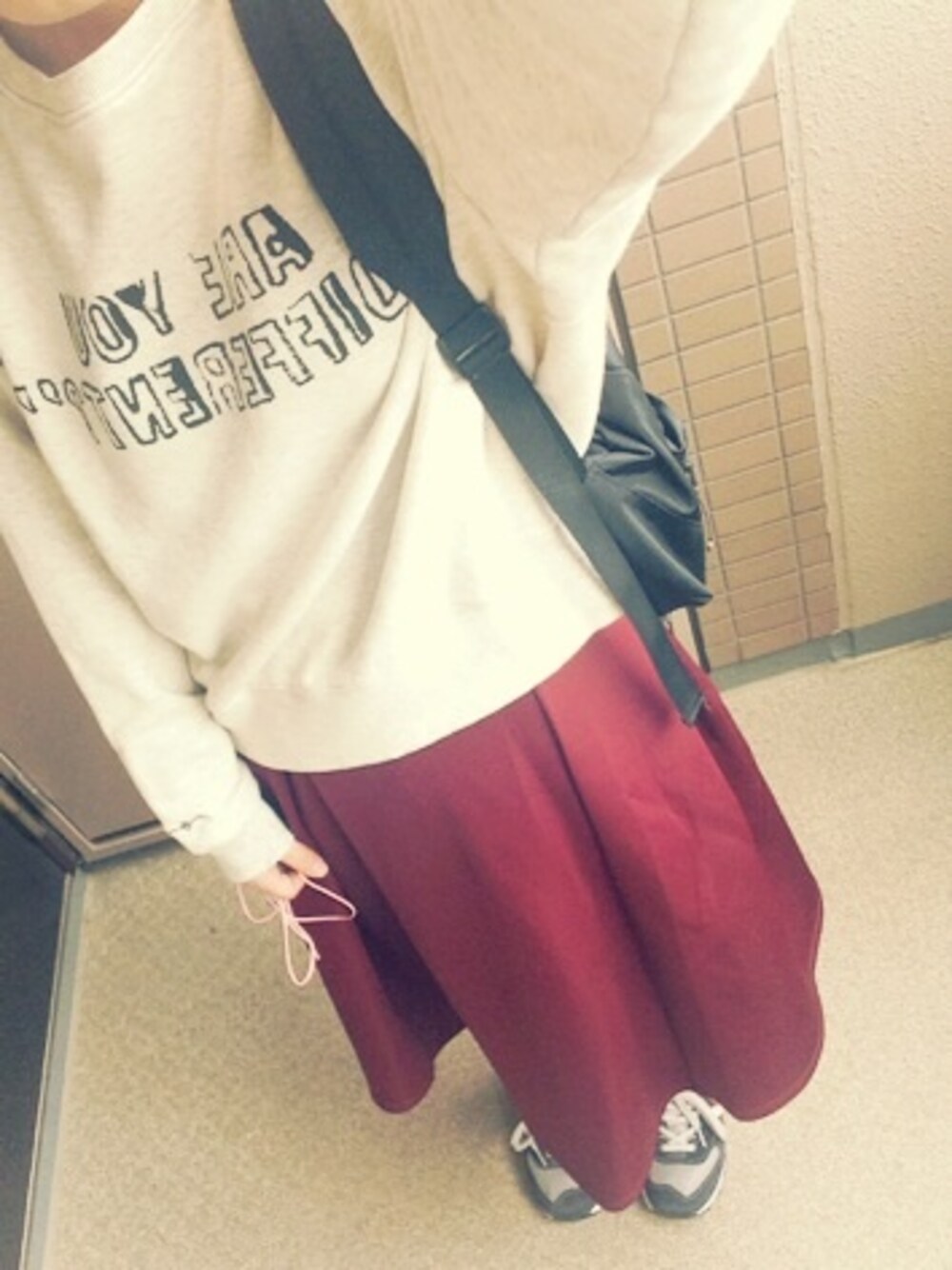 ブルー系のスニーカー、ブラック系のバックパック/リュック、グレー系のニットキャップ/ビーニーを着用したレディースの秋コーディネートの1枚目の写真