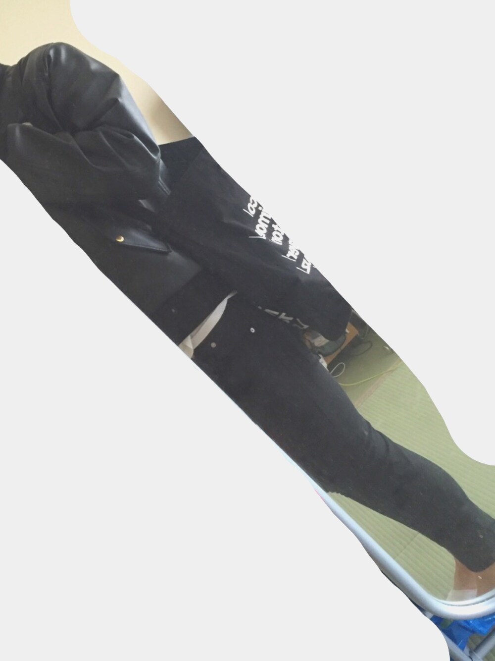 「JOYRICH、H&M、old navy、black and white」｜「JOYRICHのGood Times Bear Logo Jkt（スタジャン、ブラック系）」を使った、Sさん（メンズ・183cm）の冬コーディネートの1枚目の写真