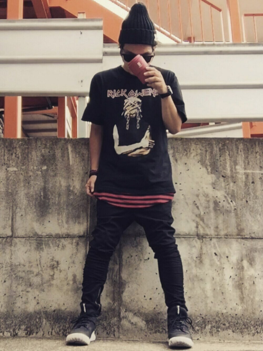 「ストリート、ブラックコーデ、fog、RICK OWENS、赤ボーダー、tubular、ロック、rock、レイヤード、腰パン部」｜「nontrouveのアイテム（Tシャツ/カットソー、ブラック系）」を使った、かずと®️さん（メンズ・173cm）の夏コーディネートの1枚目の写真