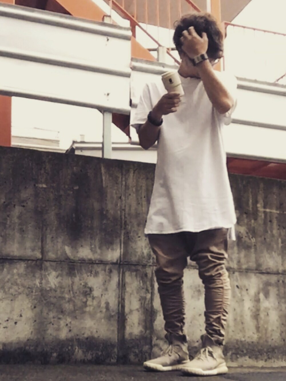 ホワイト系のTシャツ/カットソー、ベージュ系のその他パンツ、グレー系のスニーカーを着用したメンズの夏コーディネートの1枚目の写真