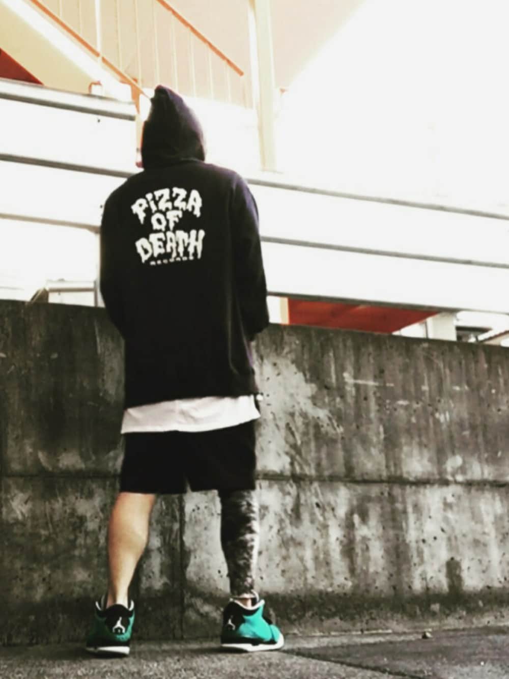 「Pizza Of Death、HI-STANDARD、ハイスタンダード、ハイスタ、バンドキッズ、ストリート、スケーター、スケータースタイル、ブラックコーデ、JORDAN3」｜「PIZZA OF DEATHのアイテム（パーカー、ブラック系）」を使った、かずと®️さん（メンズ・173cm）の秋コーディネートの1枚目の写真