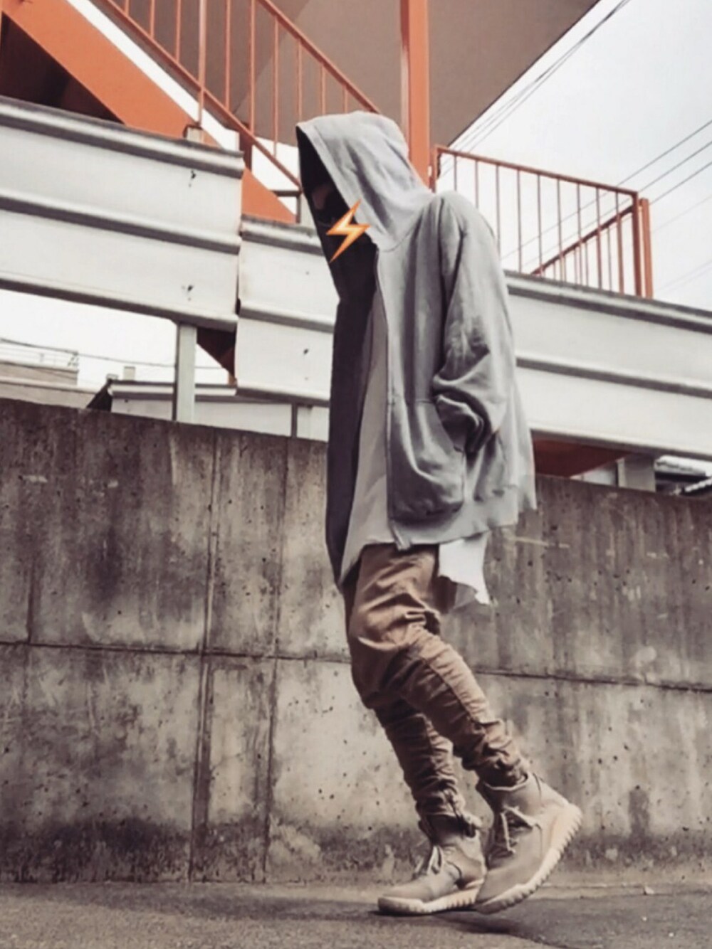 「パーカー グレー、streetstyle、streetfashion、ストリート、tubular、fog、秋のコーデ、腰パン部、Doシンプル部」｜「古着のアイテム（パーカー、グレー系）」を使った、かずと®️さん（メンズ・173cm）の秋コーディネートの1枚目の写真
