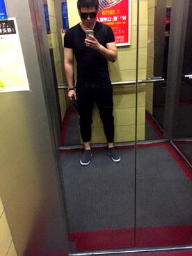 「H&M（エイチ・アンド・エム）のアイテム（Tシャツ/カットソー、ブラック系）」を使った、孙振さん（メンズ・181cm）の夏コーディネート