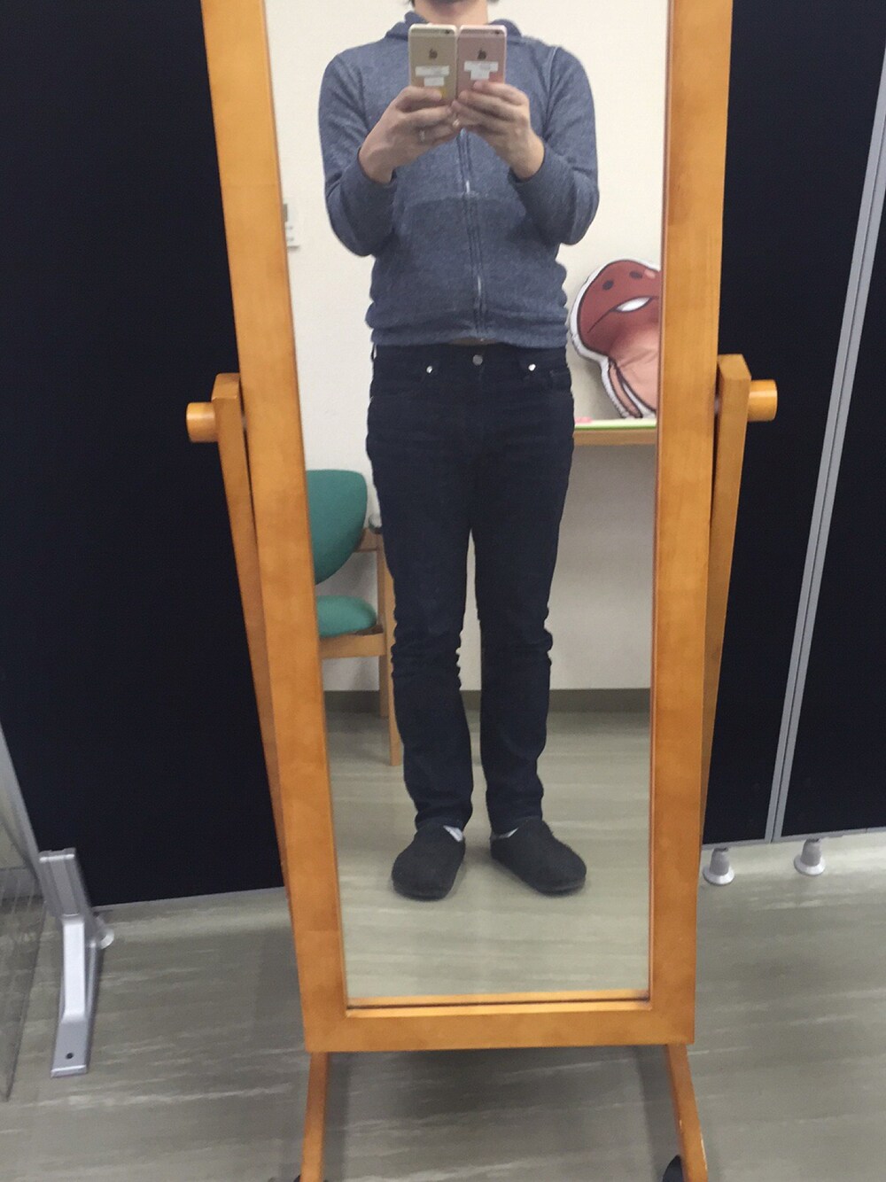 「VIBGYORのガーゼ裏毛ZIPパーカー（パーカー、ブルー系）」を使った、みつをさん（メンズ・172cm）の冬コーディネートの1枚目の写真