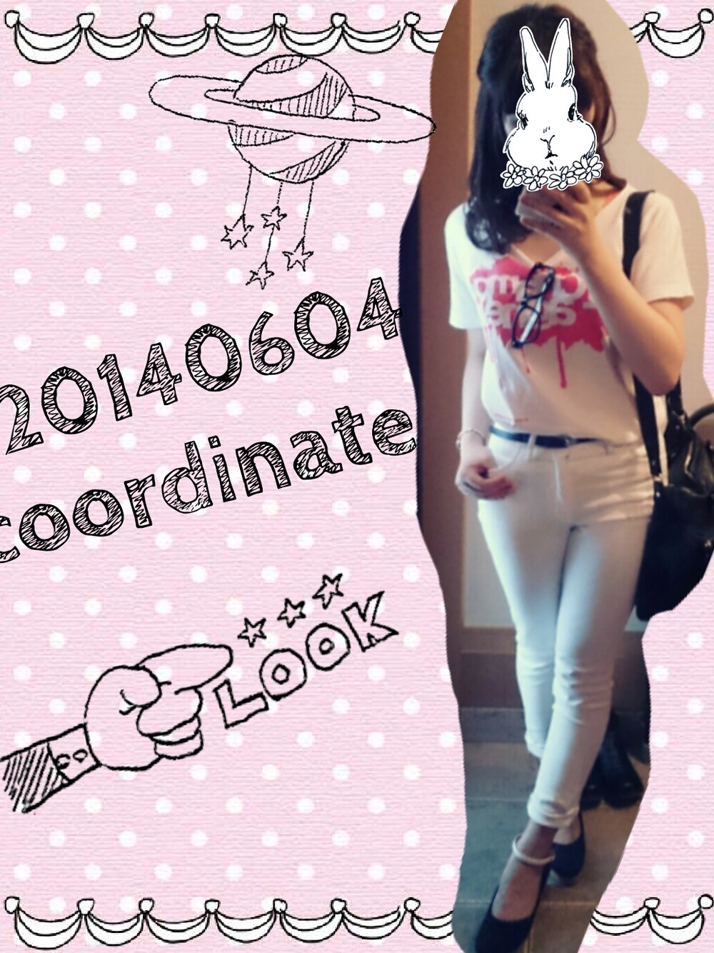 ブルー系のパンプス、ブラック系のショルダーバッグを着用したレディースの夏コーディネートの1枚目の写真