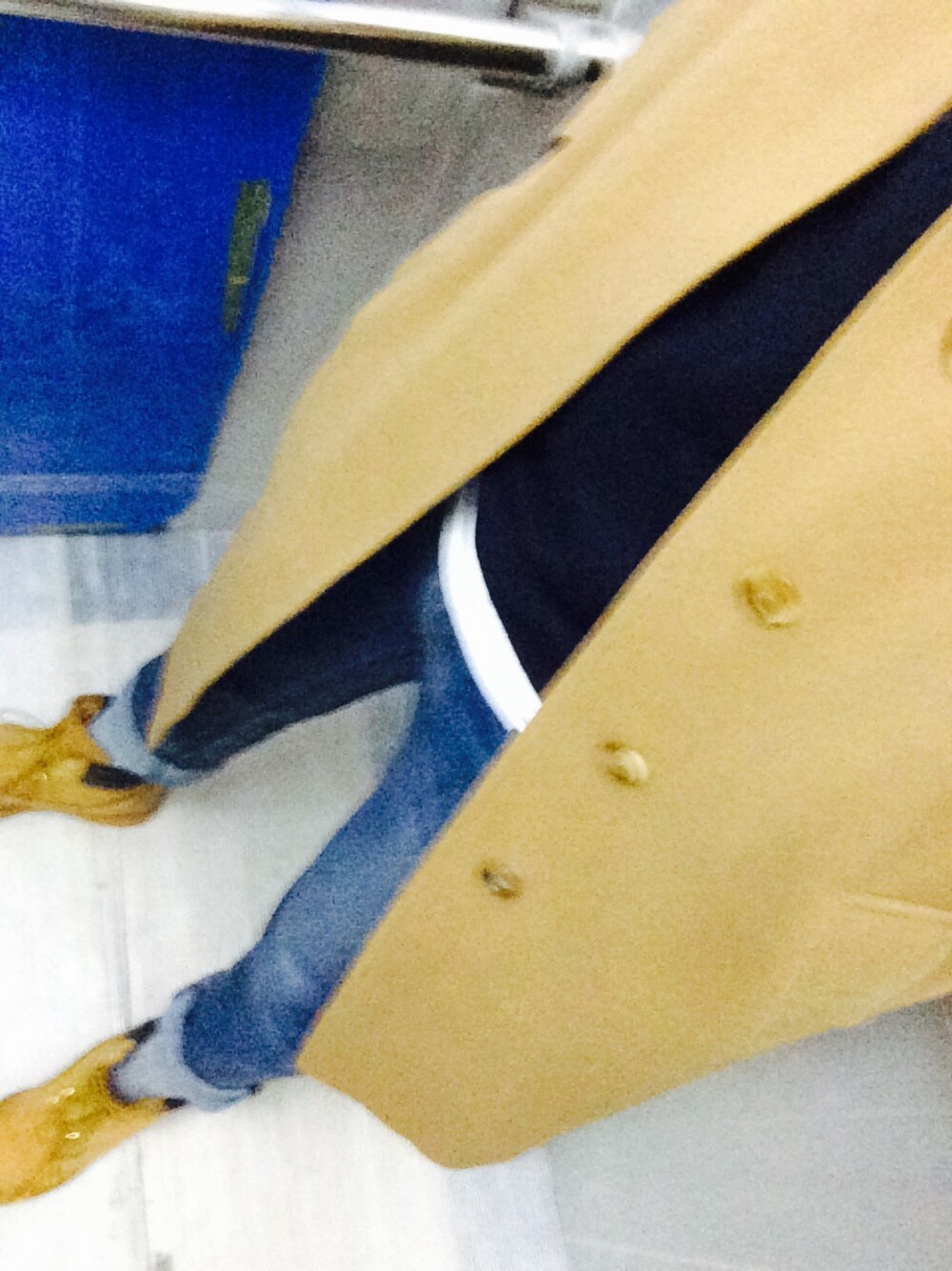 「coat、seoul」｜「Burberry Londonのアイテム（トレンチコート、その他）」を使った、임경필さん（メンズ・175cm）の秋コーディネートの1枚目の写真