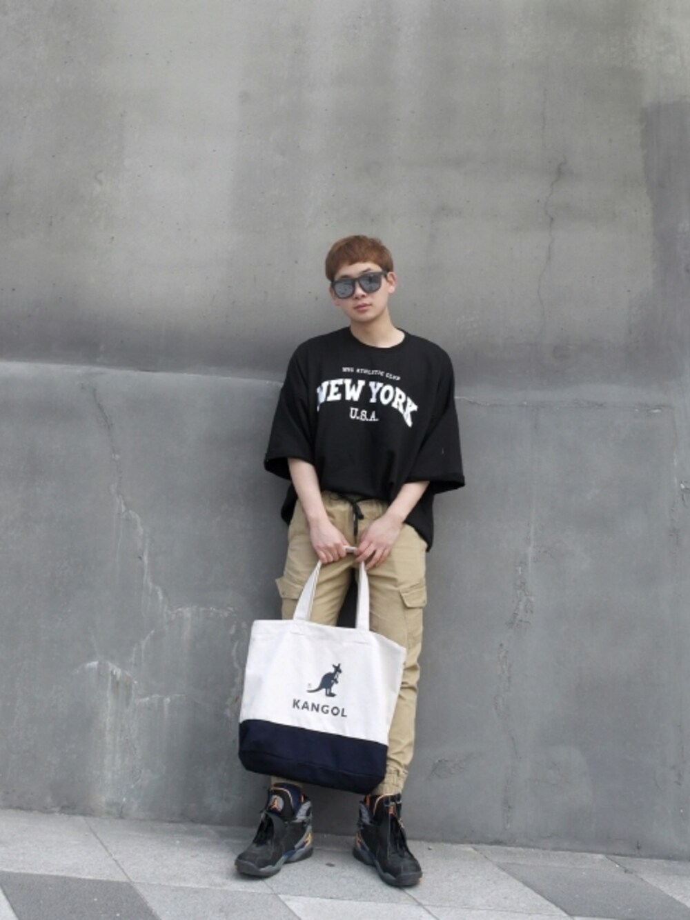 その他のエコバッグ/サブバッグを着用したメンズの春コーディネートの1枚目の写真
