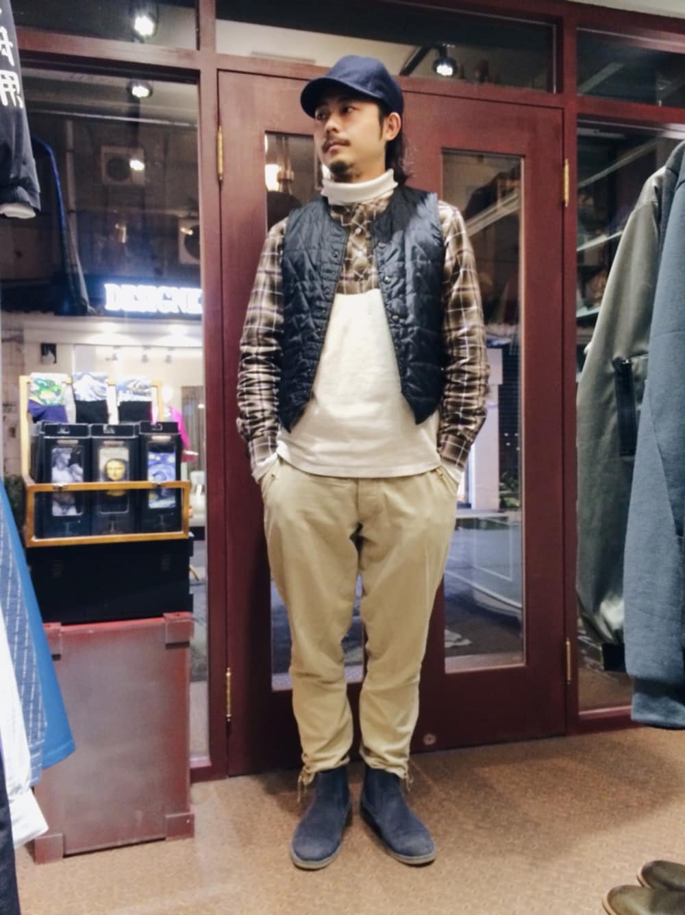 ベージュ系のその他トップスを着用したメンズの冬コーディネートの1枚目の写真