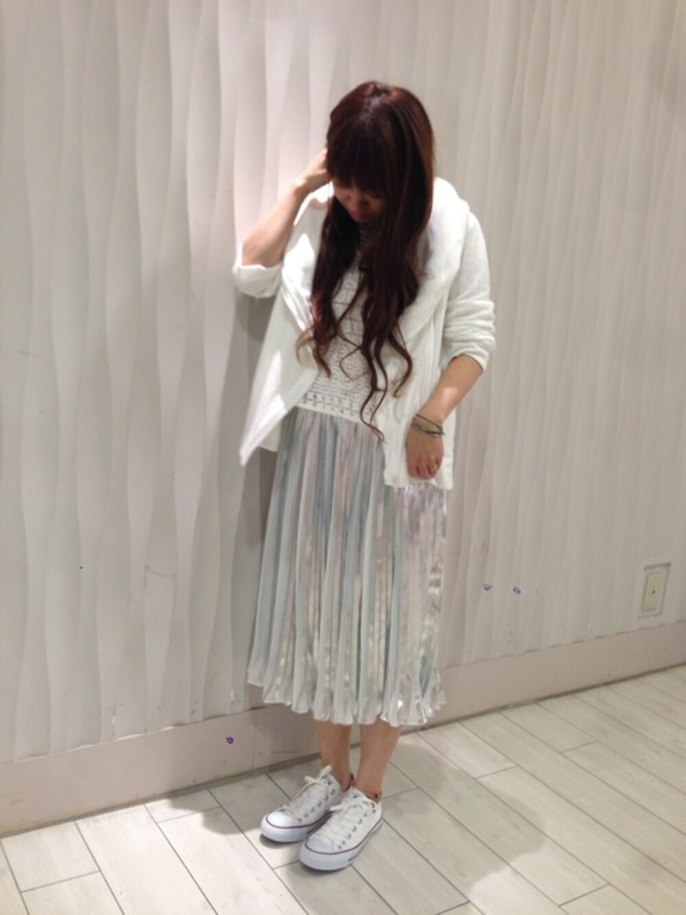 シルバー系のスカート、ホワイト系のシャツ/ブラウスを着用したレディースの春コーディネートの1枚目の写真