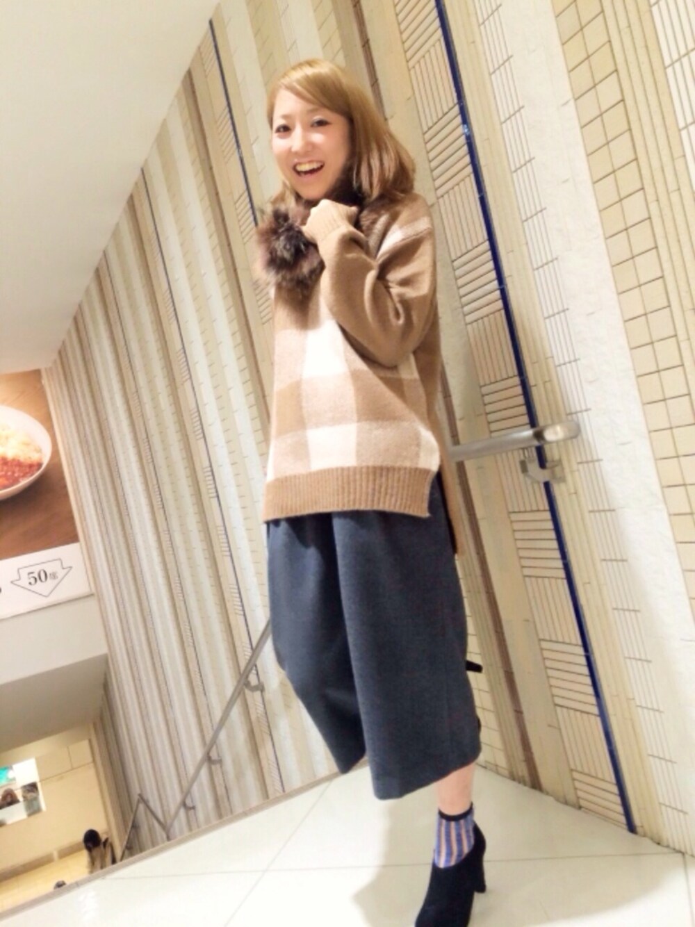 ブラック系のニット/セーター、ブラック系のブーティ、グレー系のその他パンツを着用したレディースの秋コーディネートの1枚目の写真
