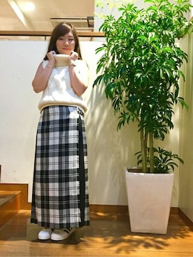 「SHIPS for women（シップスフォーウィメン）のONEIL OF DUBLIN:マキシキルトスカート（スカート、ホワイト系）」を使った、権田　彩弓さん（レディース・157cm）の夏コーディネート