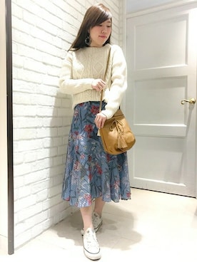 「Khaju（カージュ）のKhaju:フラワープリントスカート◇（スカート、ブルー系）」を使った、権田　彩弓さん（レディース・157cm）の冬コーディネート