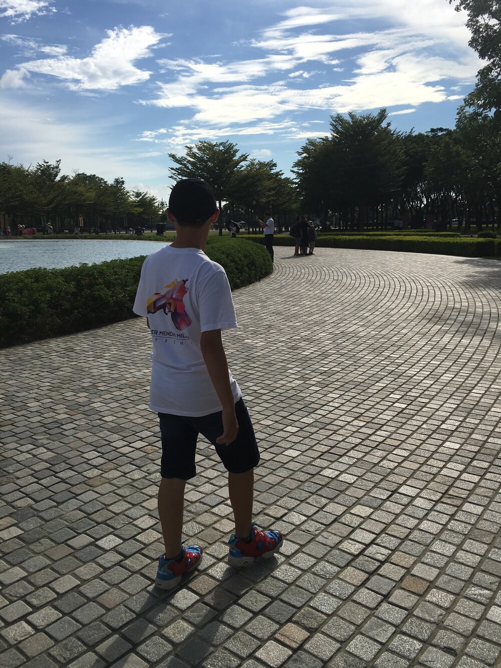 「summer、hot、奇美博物館」｜「Supreme のアイテム（Tシャツ/カットソー、ホワイト系）」を使った、GuanYingさん（メンズ・165cm）の秋コーディネートの1枚目の写真