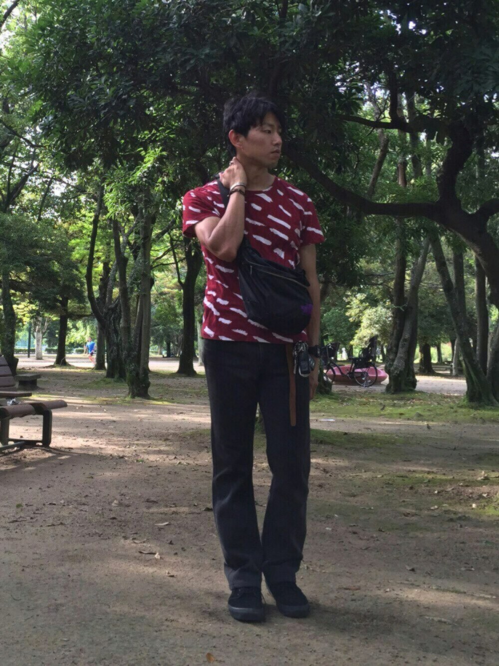 「夏、柄、赤、ブラックデニム、古着、古着MIX、シンプル、Tシャツ、Tシャツ×デニム、ボディバッグ」｜「A.P.C.のTSHIRT MC 13E（Tシャツ/カットソー、レッド系）」を使った、マロポッポ軍曹さん（メンズ・173cm）の夏コーディネートの1枚目の写真