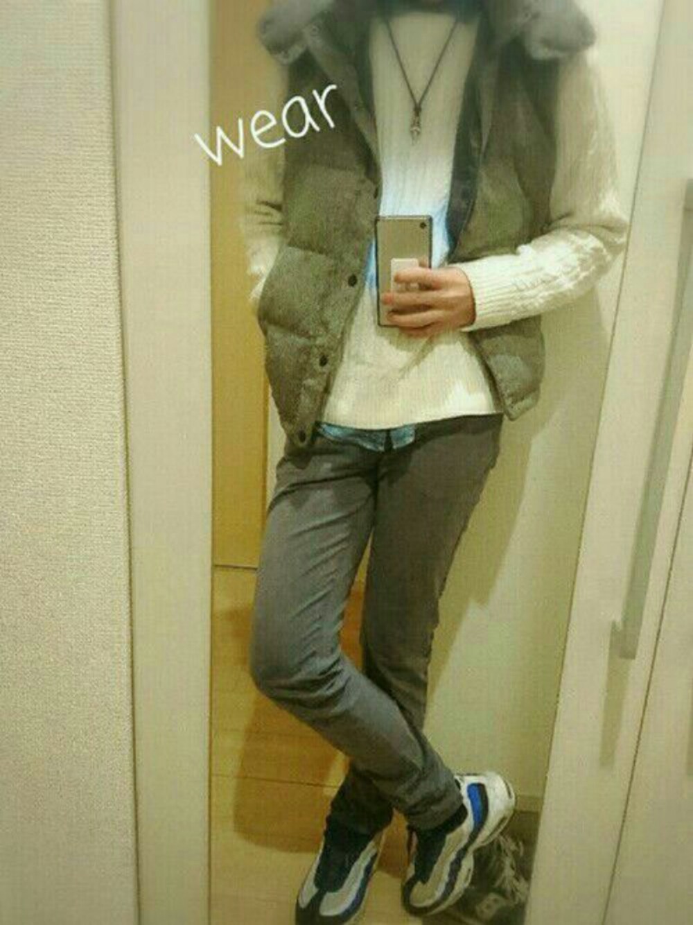 ブルー系のシャツ/ブラウス、ホワイト系のニット/セーター、グレー系のダウンベストを着用したメンズの秋コーディネートの1枚目の写真