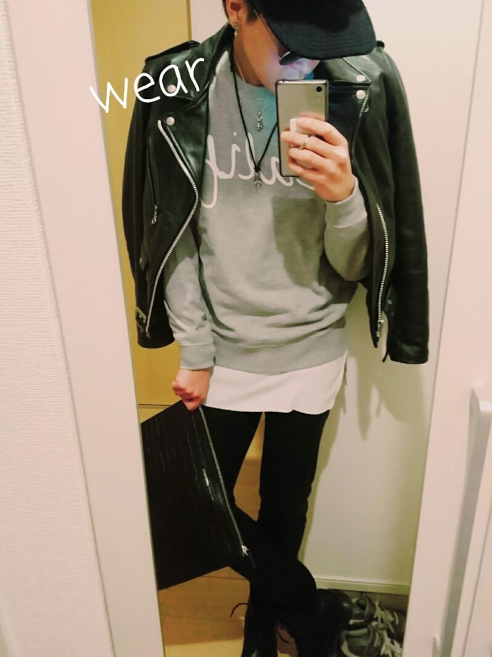 グレー系のスウェット、ブラック系のライダースジャケット、ブラック系のクラッチバッグを着用したメンズの秋コーディネートの1枚目の写真