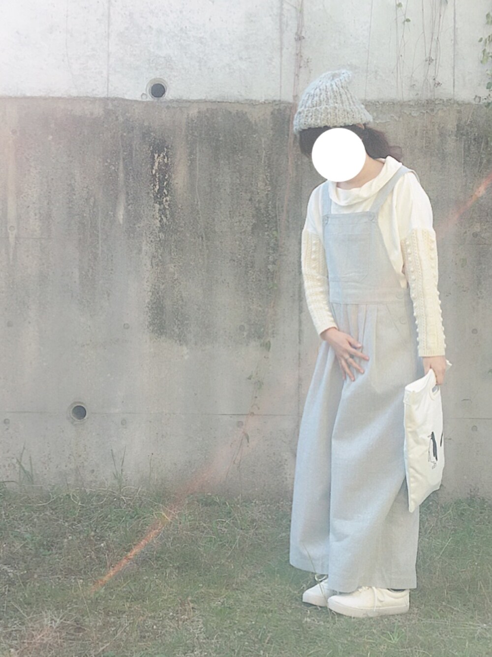 グレー系のサロペット/オーバーオール、ホワイト系のTシャツ/カットソー、ホワイト系のショルダーバッグを着用したレディースの秋コーディネートの1枚目の写真