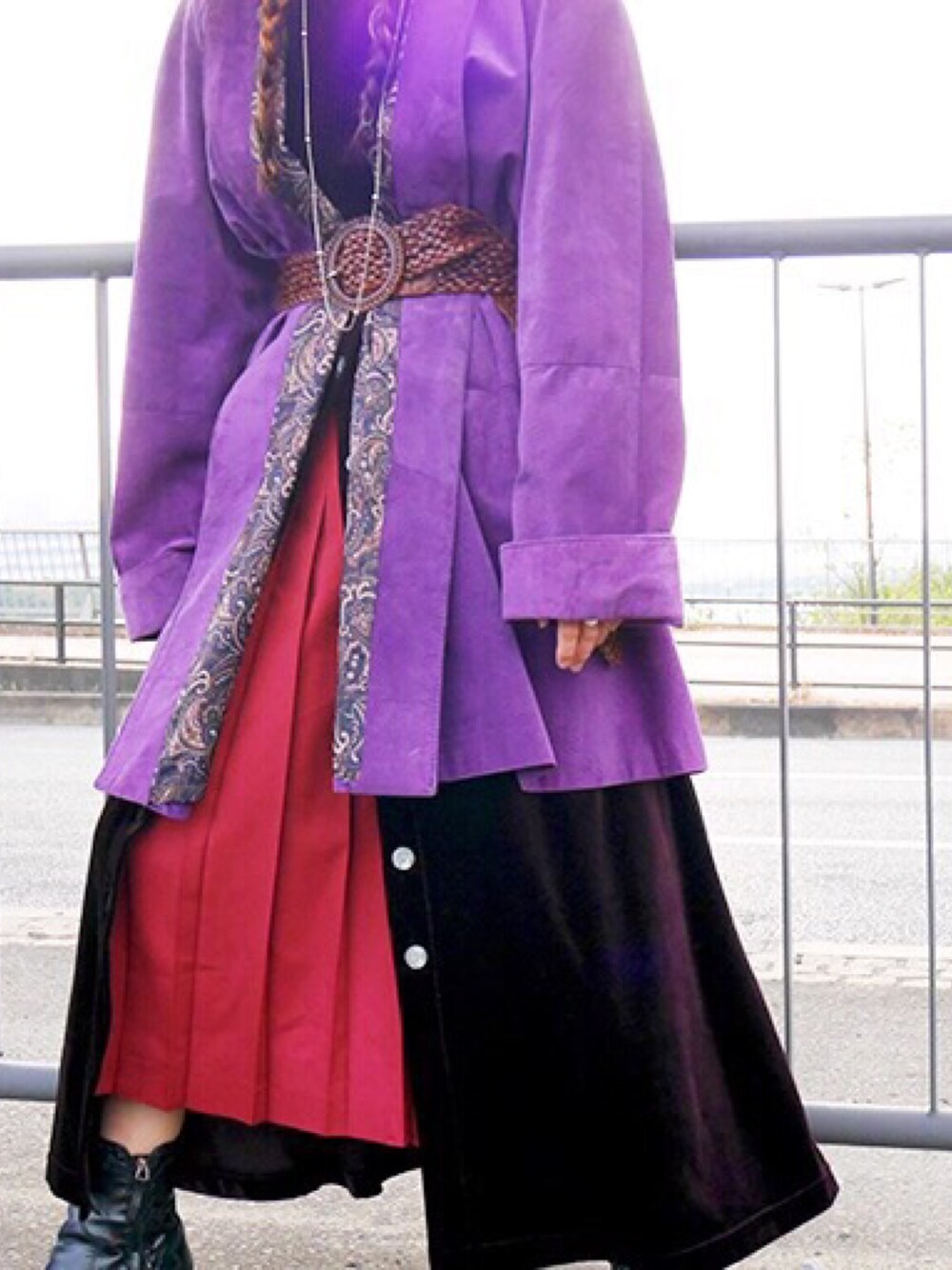 パープル系のその他アウター、パープル系のワンピース、レッド系のスカートを着用したレディースの秋コーディネートの1枚目の写真