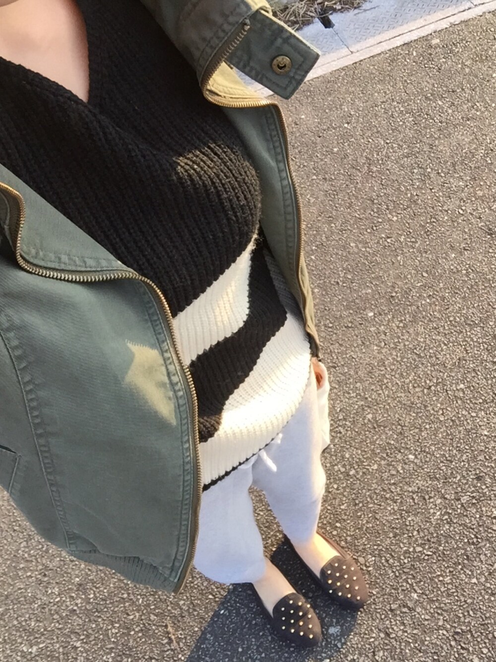 「カーキ、カーキブルゾン、ボアスウェットパンツ、グレースウェット」｜「UNIQLOのアイテム（パンツ、グレー系）」を使った、aswearさん（レディース・163cm）の秋コーディネートの1枚目の写真