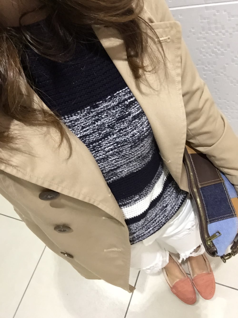 「ダメージデニムパンツ、ダメージデニム、ダメージジーンズ、白デニム、ボーダーニット、トレンチコート」｜「AG by aquagirlのハイウエストトレンチコート（トレンチコート、ベージュ系）」を使った、aswearさん（レディース・163cm）の秋コーディネートの1枚目の写真