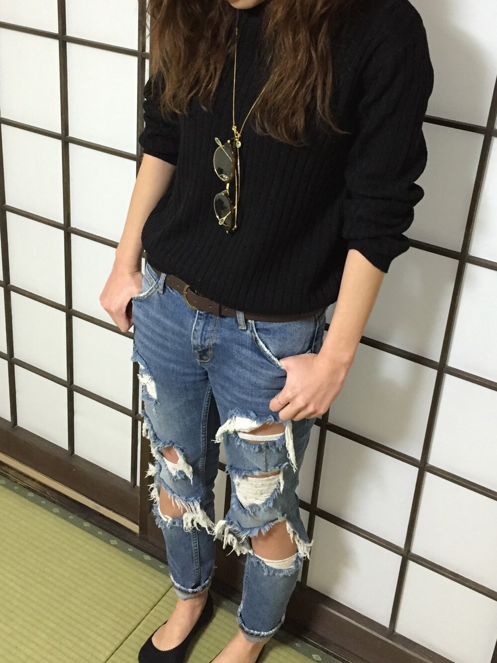 「黒ニット、タートルネックニット、ダメージデニムパンツ、ダテメガネ」｜「GUのアイテム（ニット/セーター、ブラック系）」を使った、aswearさん（レディース・163cm）の春コーディネートの1枚目の写真