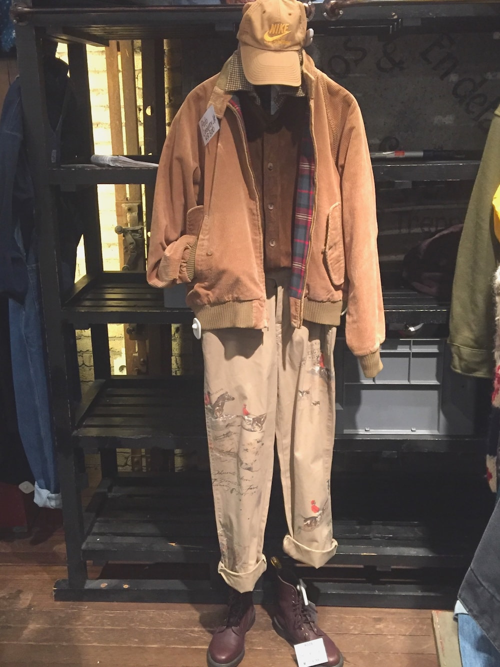 「ootd、outfit、casual、hat、ビンテージ、古着、古着屋、DrMartens、コーデュロイ」｜「NIKEのアイテム（キャップ、ベージュ系）」を使った、よよちゃんさん（レディース・163cm）の冬コーディネートの1枚目の写真