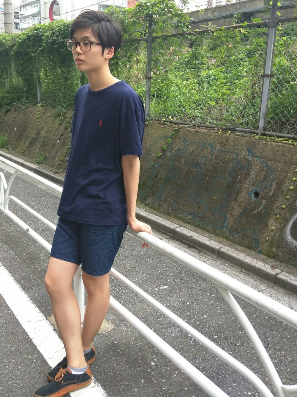 「紺色、シンプルスタイル、ラフ、めがね、EBISU536、夏、ハーフパンツ、Tシャツ」｜「RALPH LAURENのアイテム（Tシャツ/カットソー、ブルー系）」を使った、REIさん（メンズ・175cm）の夏コーディネートの1枚目の写真