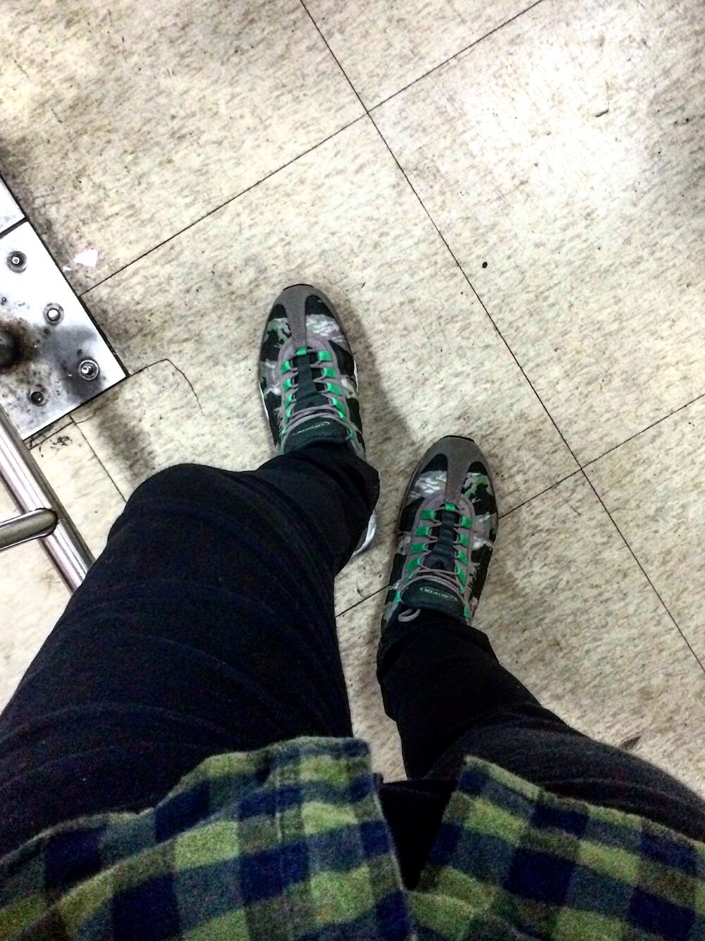 「AIRMAX 95、UNIQLO Tシャツ、Dickies」｜「NIKE AIRMAX 95のアイテム（スニーカー、グリーン系）」を使った、jeffreyさん（メンズ・174cm）の秋コーディネートの1枚目の写真