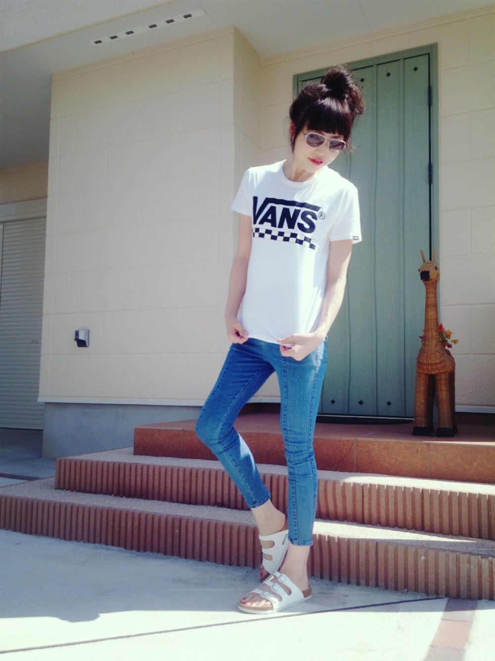 ホワイト系のTシャツ/カットソー、ホワイト系のサンダル、ホワイト系のTシャツ/カットソーを着用したレディースの春コーディネートの1枚目の写真