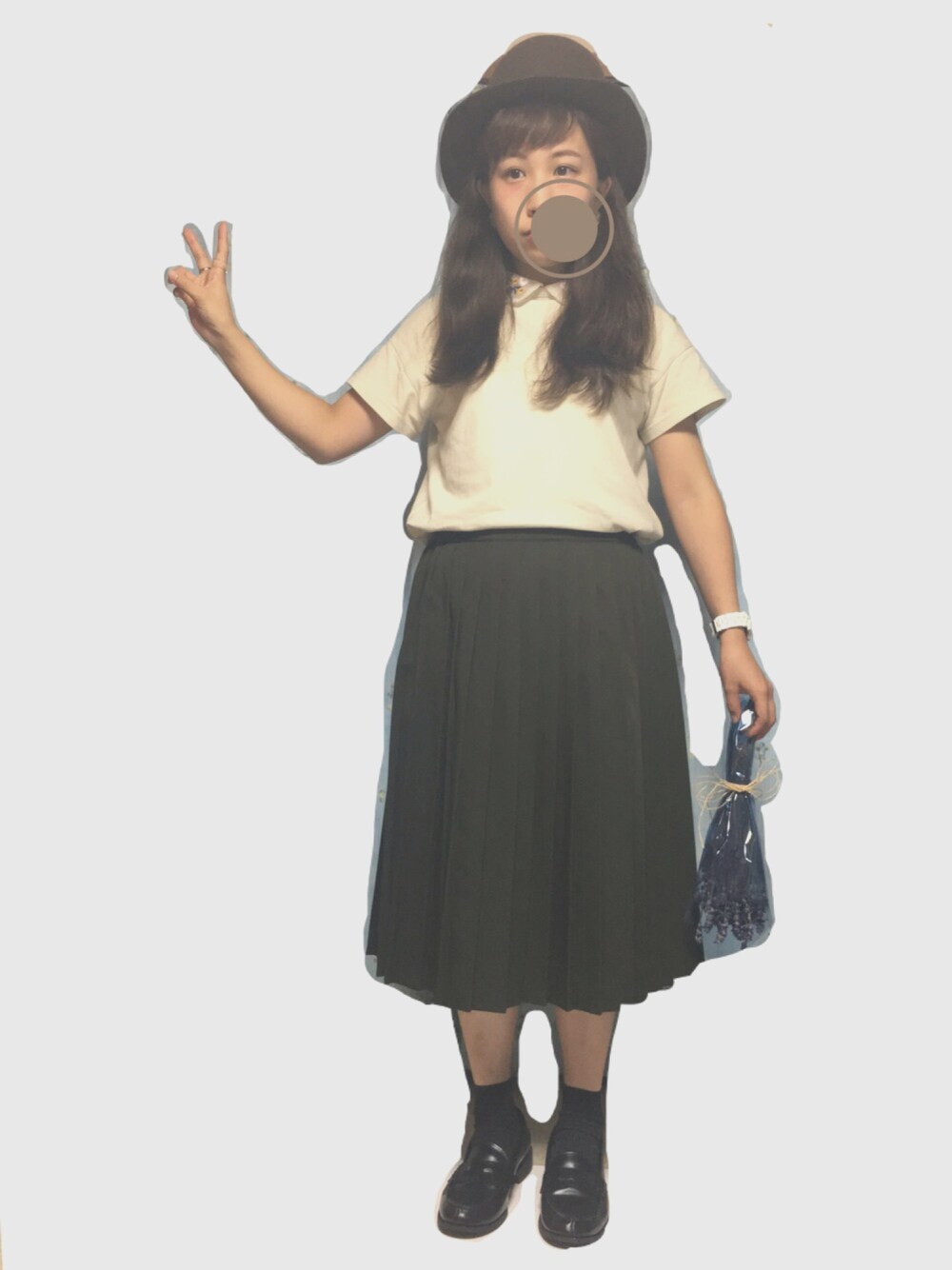 グリーン系のスカート、ブラック系のローファー、グレー系のTシャツ/カットソーを着用したレディースの秋コーディネートの1枚目の写真