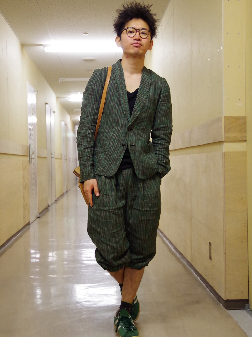 「adidas、ohta、macromauro、黒縁メガネ、antipast、入学式、TOMORROWLAND、GIORGIO ARMANI、祝200万ダウンロード！」｜「macromauroのmacromauro（ショルダーバッグ、ブラウン系）」を使った、まちゃち@Epic.さん（メンズ・170cm）の春コーディネートの1枚目の写真
