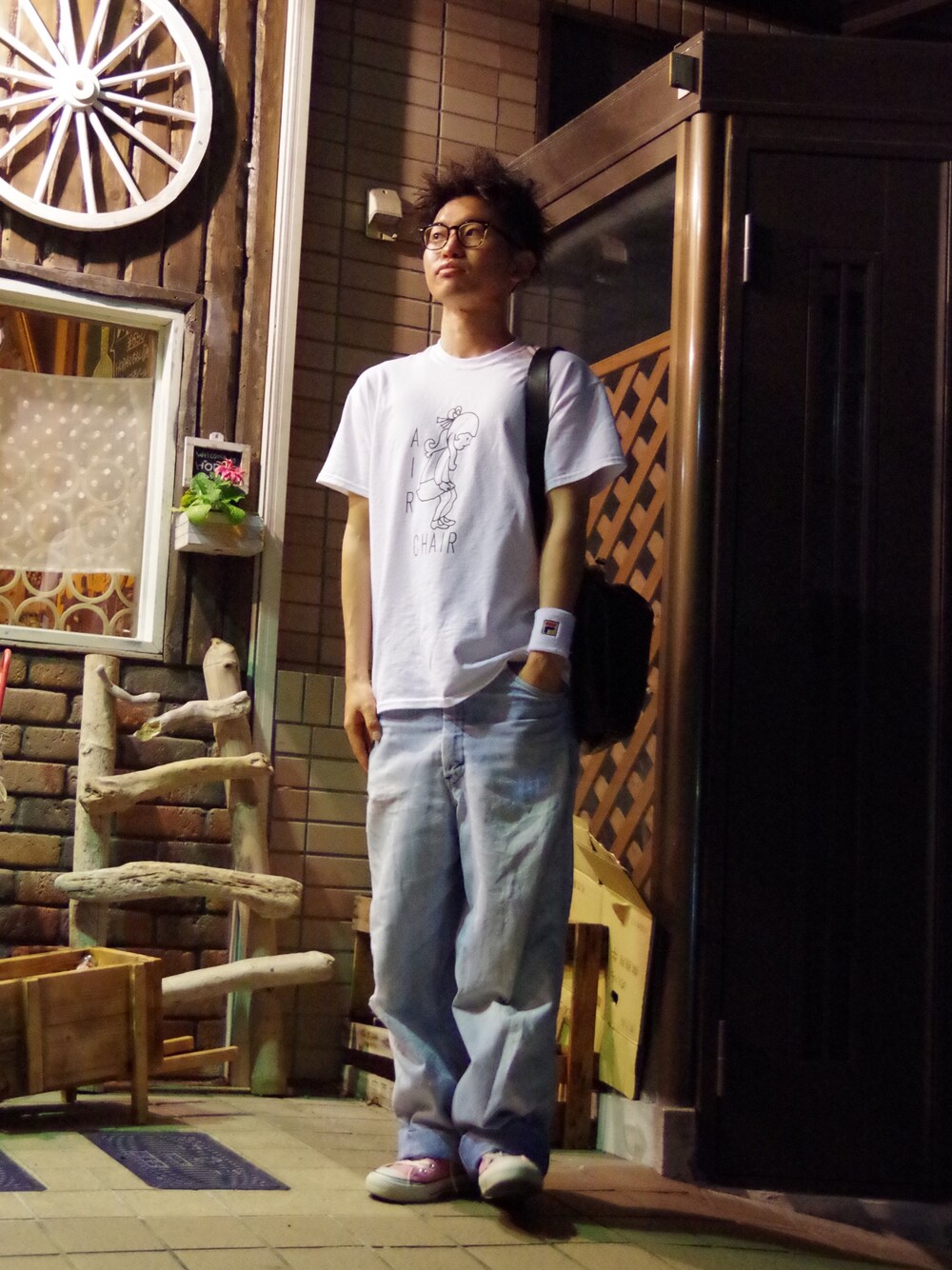 「コンバース、ワイドパンツ、macromauro、YAECA、お気に入りのTシャツ、レイバン、FILA、チャックテイラー、BIGMAC、カガミケン」｜「BIGMAC （デニムパンツ、ブルー系）」を使った、まちゃち@Epic.さん（メンズ・170cm）の春コーディネートの1枚目の写真