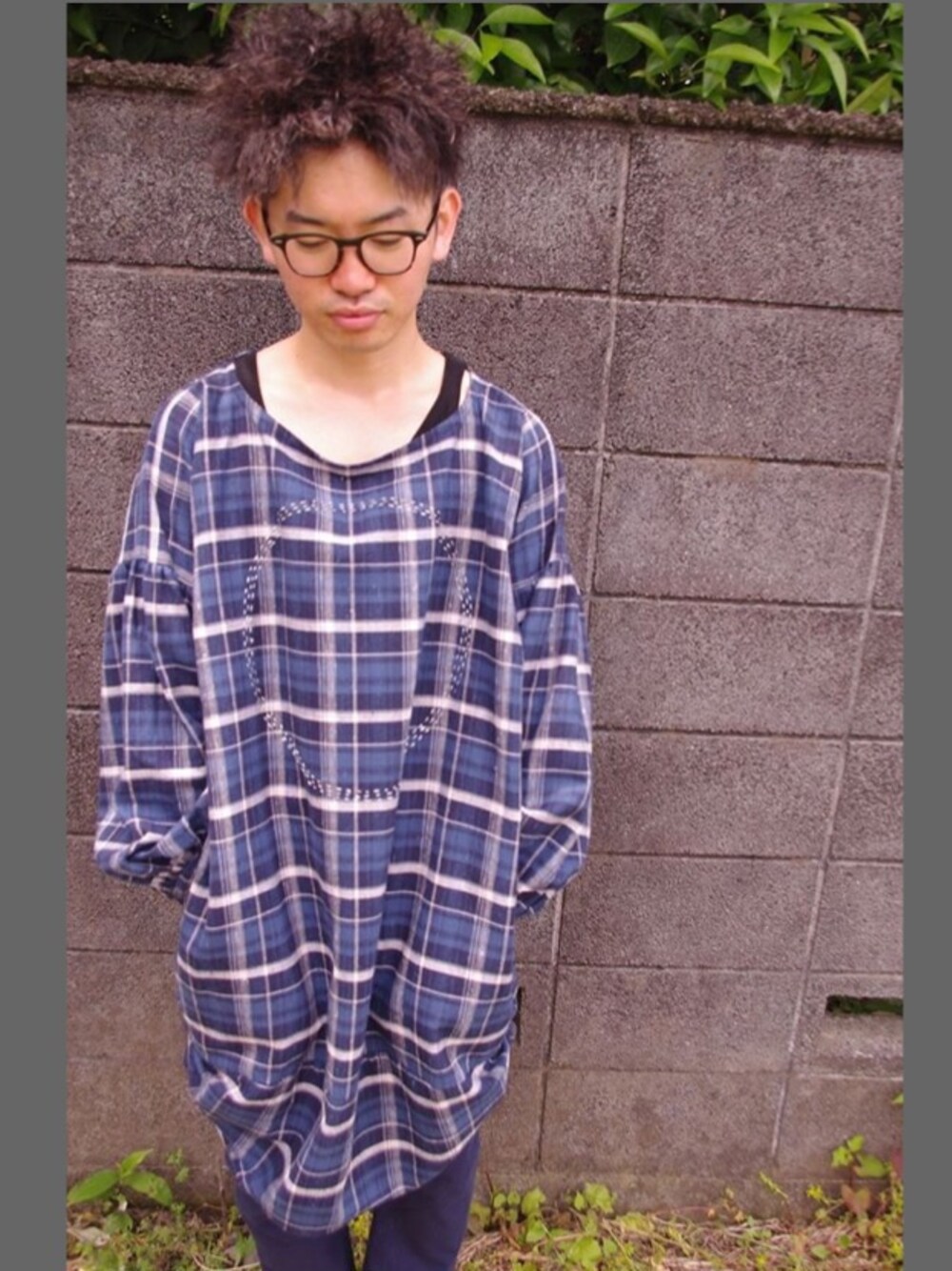「チェック、ワンピース、N.HOOLYWOOD、カモフラパンツ、革靴、レイバン、FRED PERRY、marsell、emeraldthirteen、大きめリュック」｜「emerald thirteenのemerald thrteen ワンピース（ワンピース、ブルー系）」を使った、まちゃち@Epic.さん（メンズ・170cm）の春コーディネートの1枚目の写真