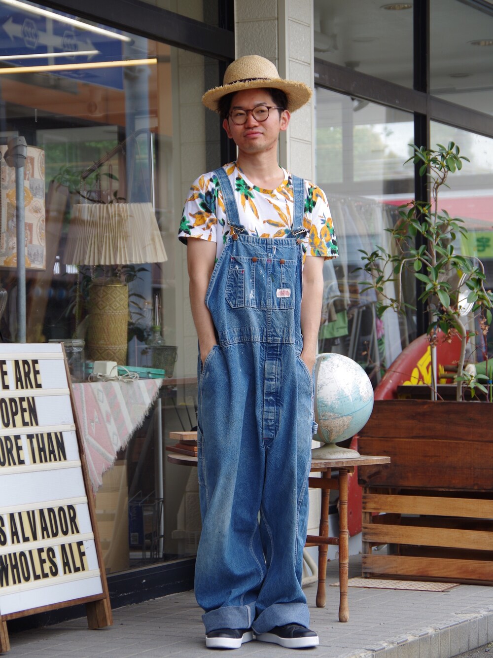 「古着、花柄、サロペット、オーバーオール、レザースニーカー、edwina horl、麦わら帽子、AREth、バレンシアガ、GIORGIO ARMANI」｜「BALENCIAGAのバレンシアガ 花柄T（Tシャツ/カットソー、ホワイト系）」を使った、まちゃち@Epic.さん（メンズ・170cm）の夏コーディネートの1枚目の写真