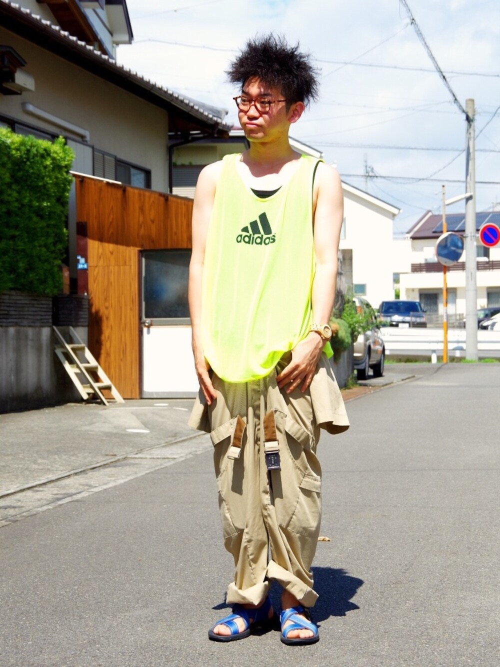 「adidas、つなぎ、オールインワン、teva、ロールアップ、wewood、GIORGIO ARMANI、メッシュタンク、UNIQLO、重ね着」｜「古着の半袖つなぎ
キロショップで1500円
（つなぎ/オールインワン、ベージュ系）」を使った、まちゃち@Epic.さん（メンズ・170cm）の夏コーディネートの1枚目の写真