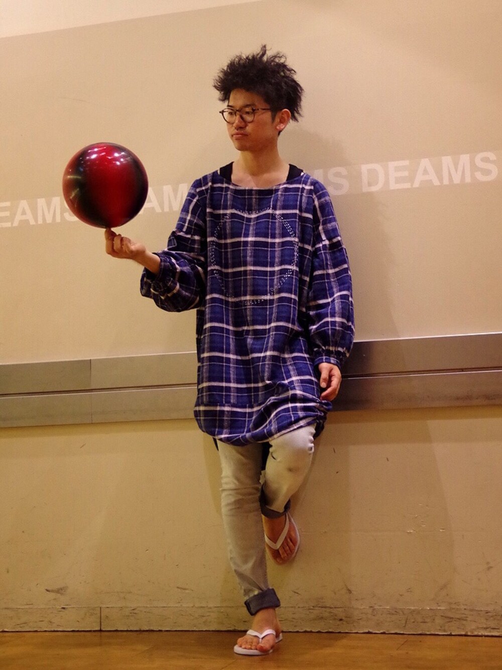 「ストレッチパンツ、ワンピース、ワンピース×デニム、チェックワンピース、タンクトップ、DUPE、GIORGIO ARMANI、フリースタイルバスケットボール、サンダル、スキニーデニム」｜「emerald thirteenのチェックワンピ（ワンピース、ブルー系）」を使った、まちゃち@Epic.さん（メンズ・170cm）の秋コーディネートの1枚目の写真