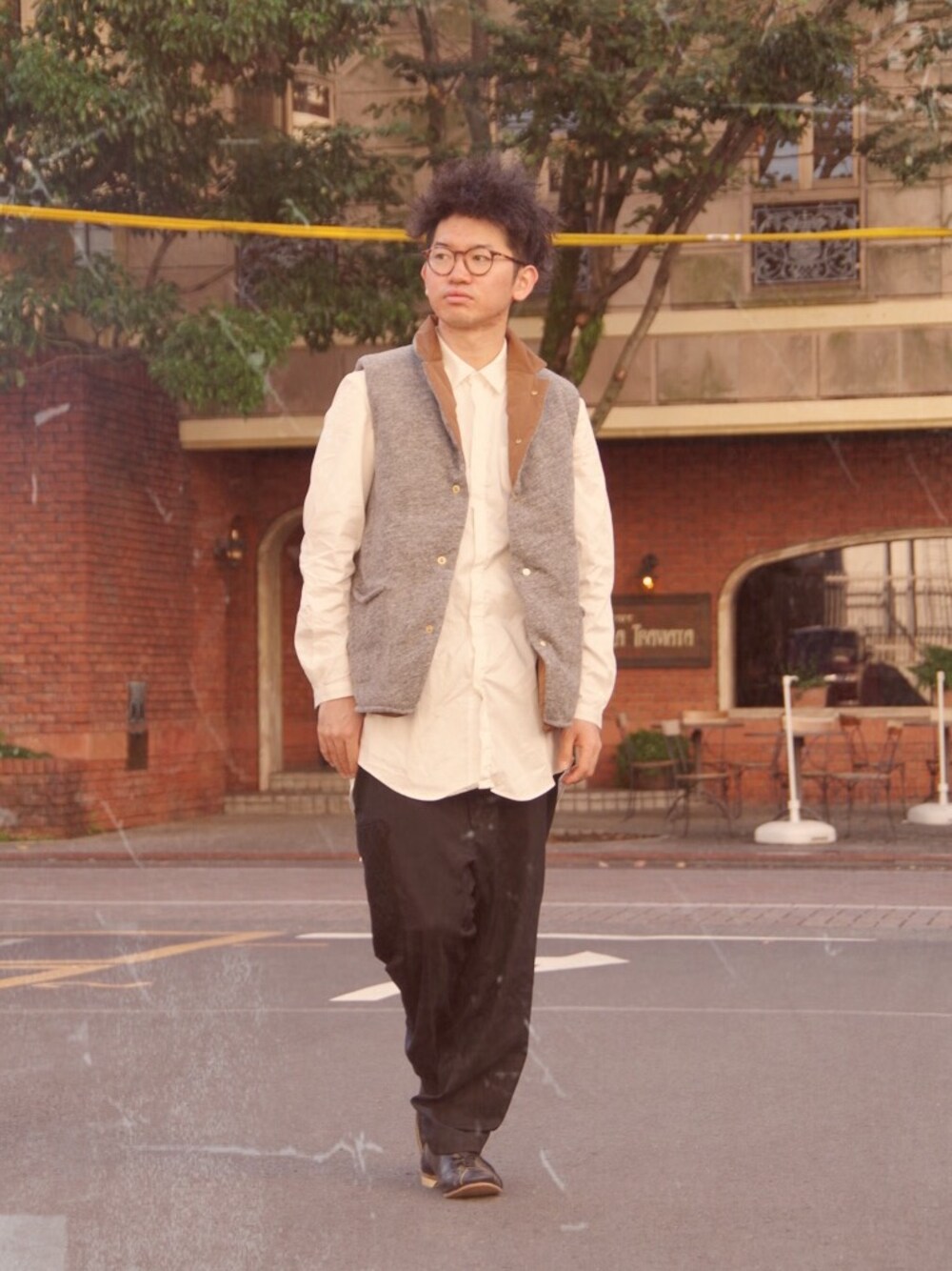 「ohta、ボーリングシューズ、ロングシャツ、サルエルパンツ、STOF、GIORGIO ARMANI、丸メガネ、ダウンベスト、スラックス」｜「08sircusのambiance別注切り替えダウンベスト（ダウンベスト、グレー系）」を使った、まちゃち@Epic.さん（メンズ・170cm）の秋コーディネートの1枚目の写真