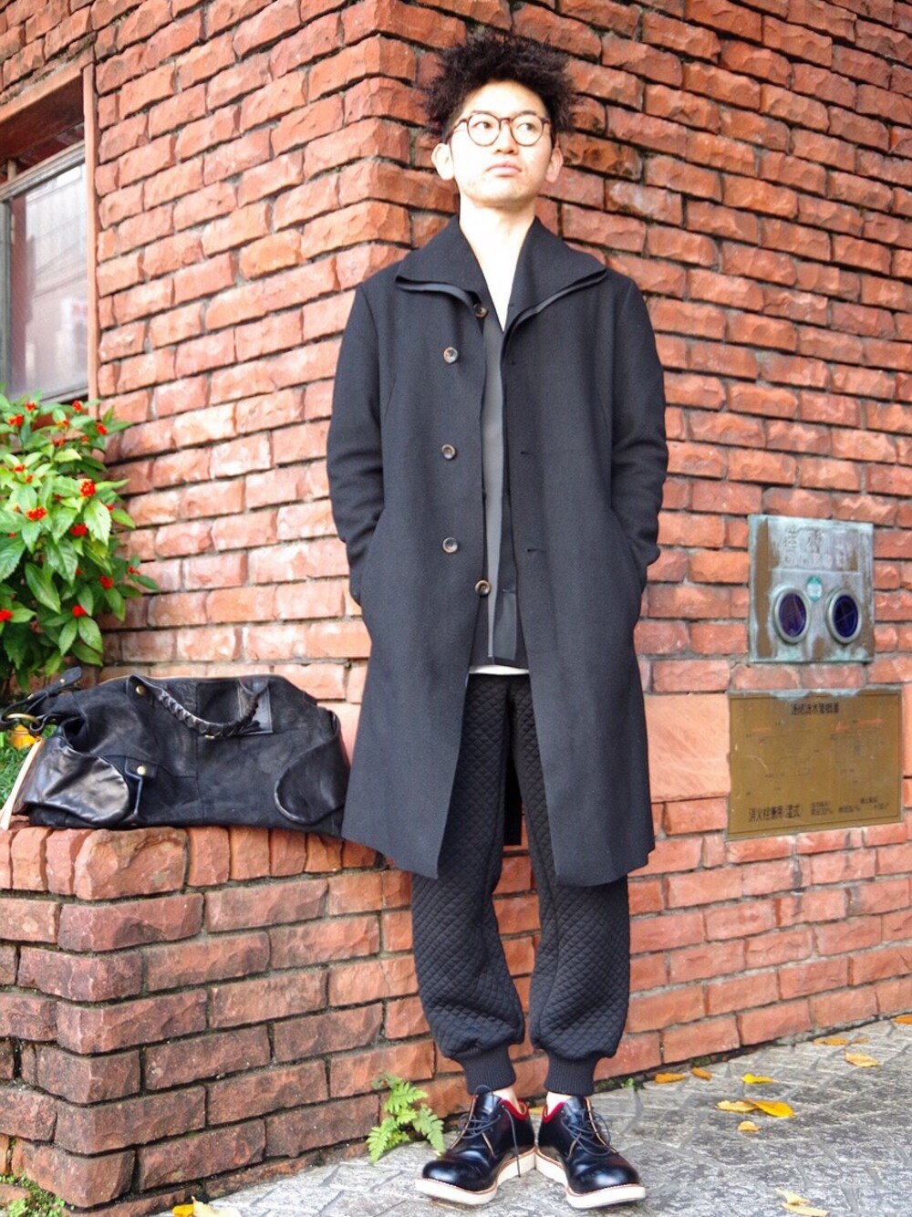 「Masnada、キルティングパンツ、コートスタイル、クマガイカズユキ、ブーツ、GIORGIO ARMANI、cornelian taurus、ブラックコーデ、banalchicbizarre」｜「GIORGIO ARMANIのGIORGIO ARMANI（メガネ、ブラウン系）」を使った、まちゃち@Epic.さん（メンズ・170cm）の冬コーディネートの1枚目の写真