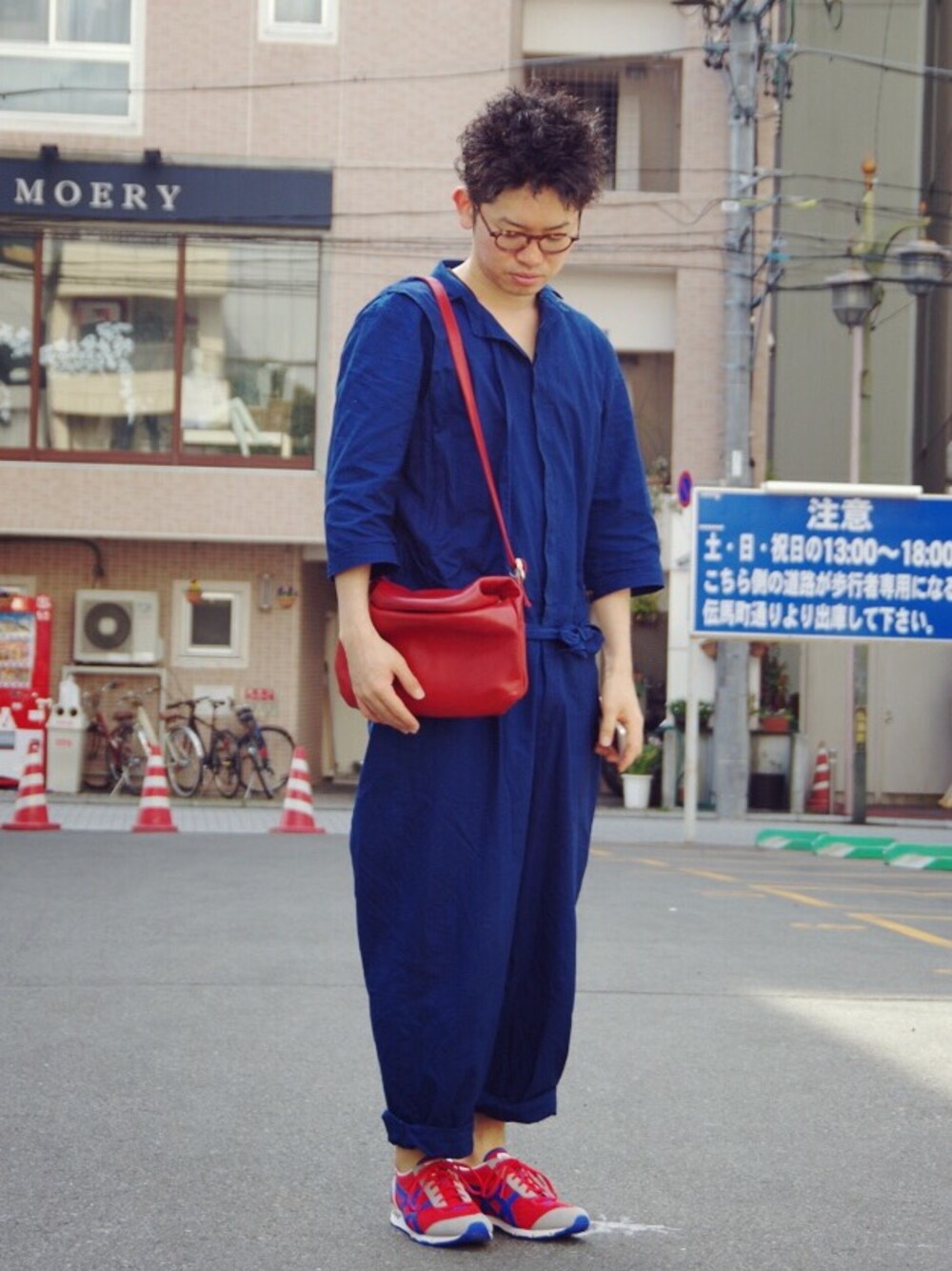 「ohta、つなぎ、インディゴ、オニツカタイガー、GIORGIO ARMANI、macromauro、赤×青」｜「ohtaのインディゴつなぎ（つなぎ/オールインワン、ブルー系）」を使った、まちゃち@Epic.さん（メンズ・170cm）の春コーディネートの1枚目の写真