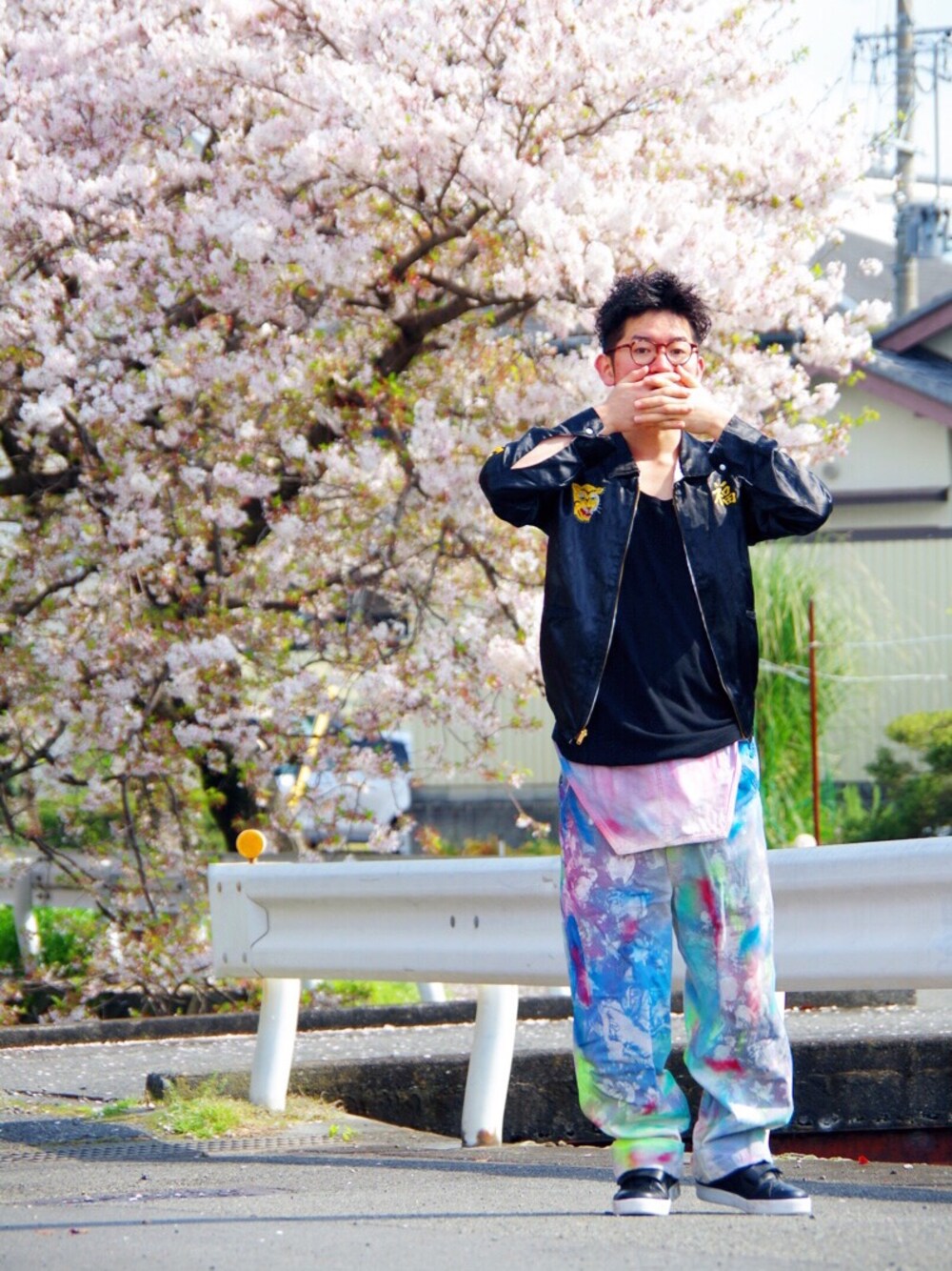 「ピクニック、Vネック、春色、ライブペイント、ベトジャン、タカシコンドウ、AREth」｜「古着のwonderlustさんにて購入
ベトジャン（その他アウター、ブラック系）」を使った、まちゃち@Epic.さん（メンズ・170cm）の春コーディネートの1枚目の写真