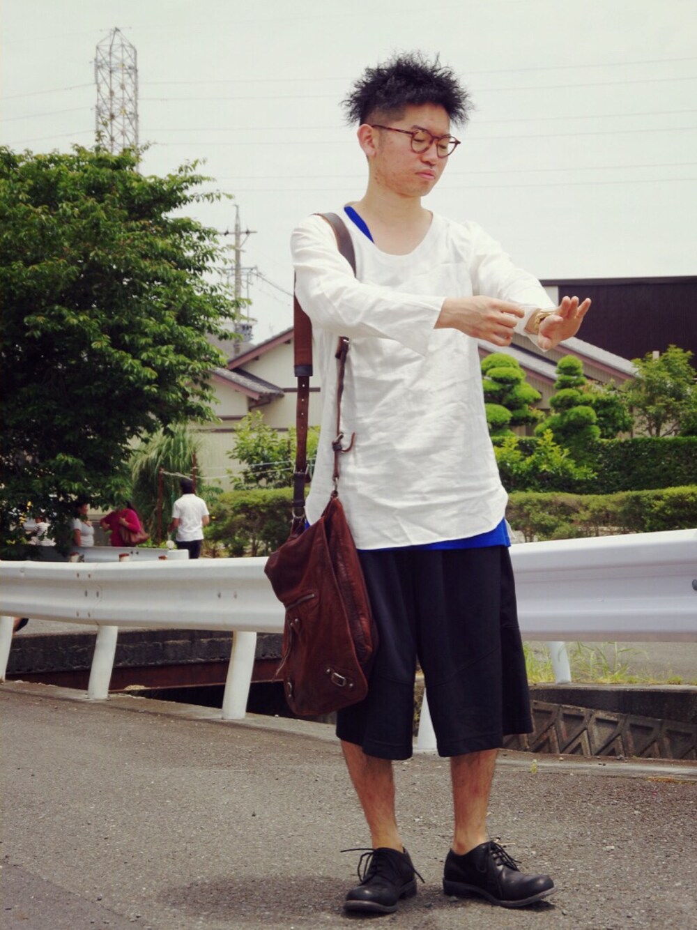 ホワイト系のシャツ/ブラウス、ブラック系のその他パンツ、ブラウン系のショルダーバッグを着用したメンズの夏コーディネートの1枚目の写真