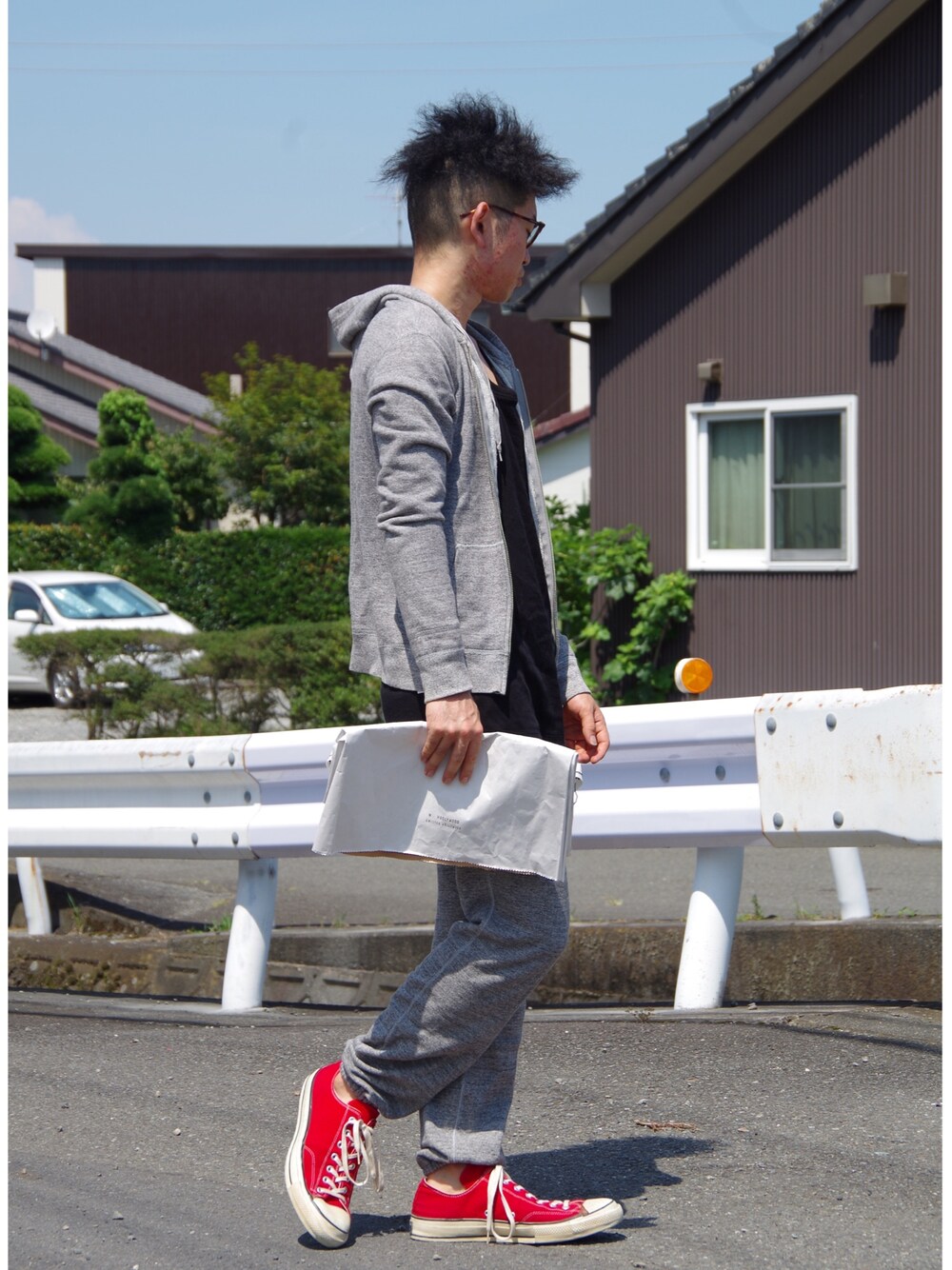 「N.HOOLYWOOD、霜降りパーカー、霜降りパンツ、セットアップ、チャックテイラー、クラッチバッグ、Nハリ」｜「N.HOOLYWOODのアイテム（パーカー、グレー系）」を使った、まちゃち@Epic.さん（メンズ・170cm）の夏コーディネートの1枚目の写真