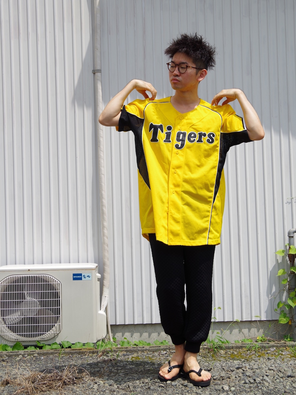 「HANSHIN TIGARS、banalchicbizarre、N.HOOLYWOOD、ベースボールシャツ、キルティングパンツ、阪神タイガース」｜「HANSHIN TIGARS OFFICIAL FAN CLUBのアイテム（シャツ/ブラウス、イエロー系）」を使った、まちゃち@Epic.さん（メンズ・170cm）の夏コーディネートの1枚目の写真