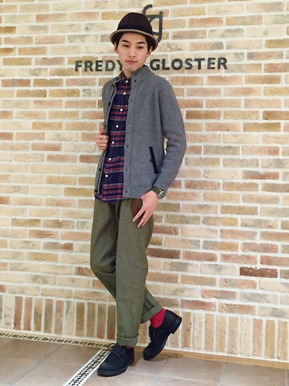 グレー系のカーディガン/ボレロ、グリーン系のその他パンツを着用したメンズの秋コーディネートの1枚目の写真