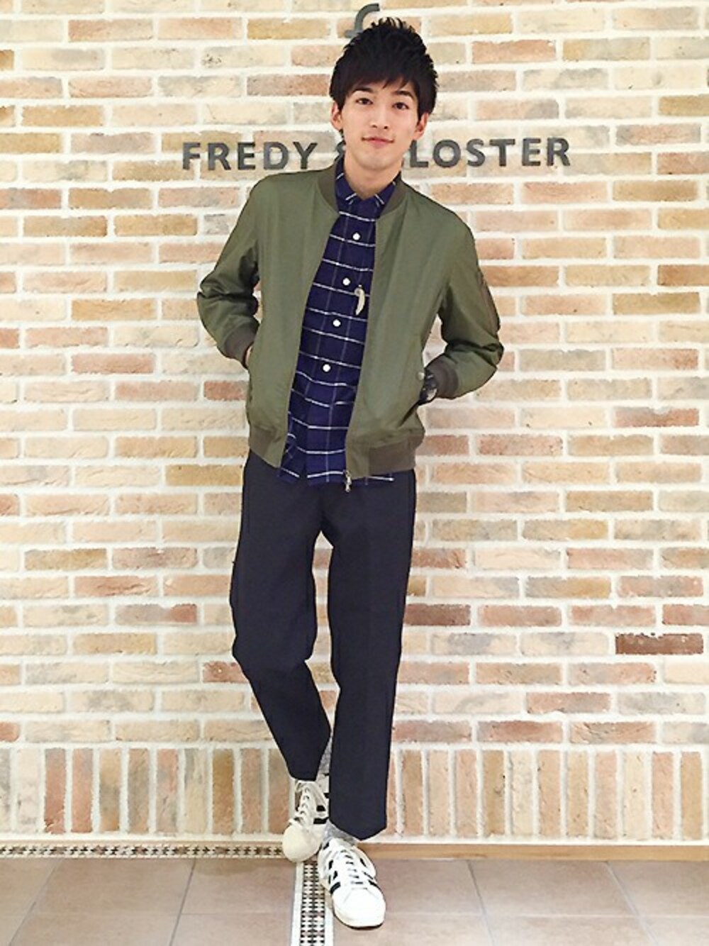 グリーン系のMA-1、ブラック系のチノパンツを着用したメンズの冬コーディネートの1枚目の写真